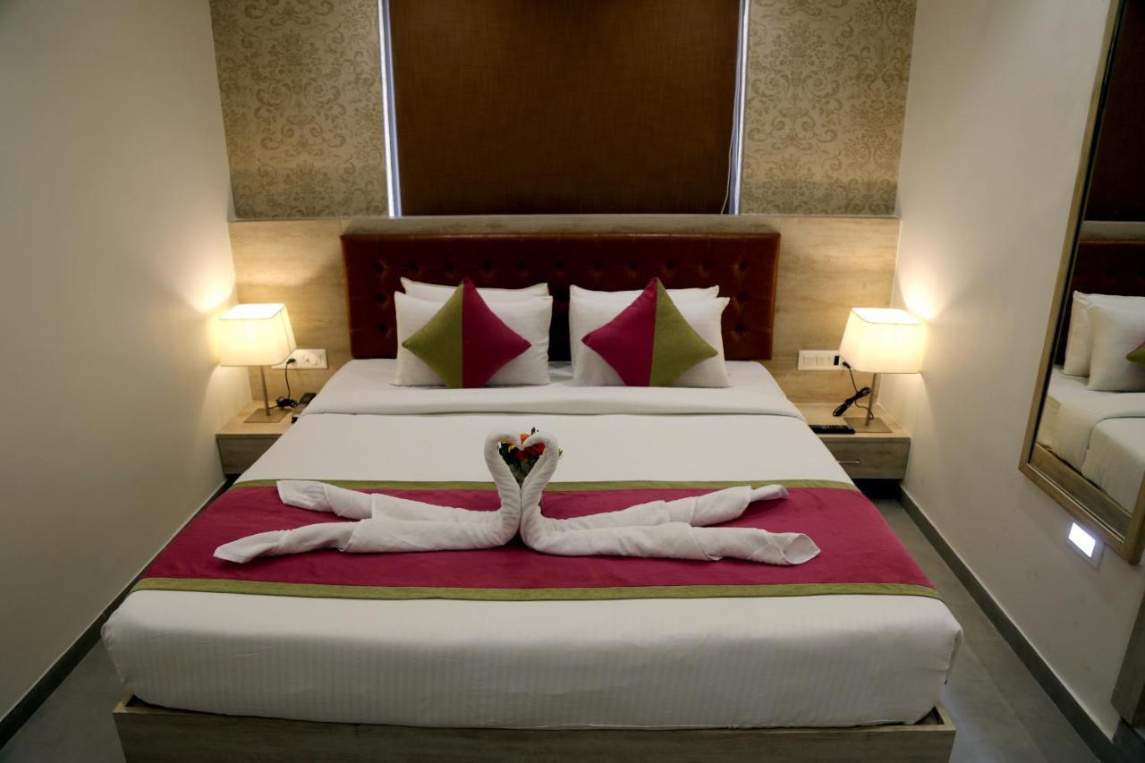 Hotel Nova Pride Rajkot Eksteriør billede