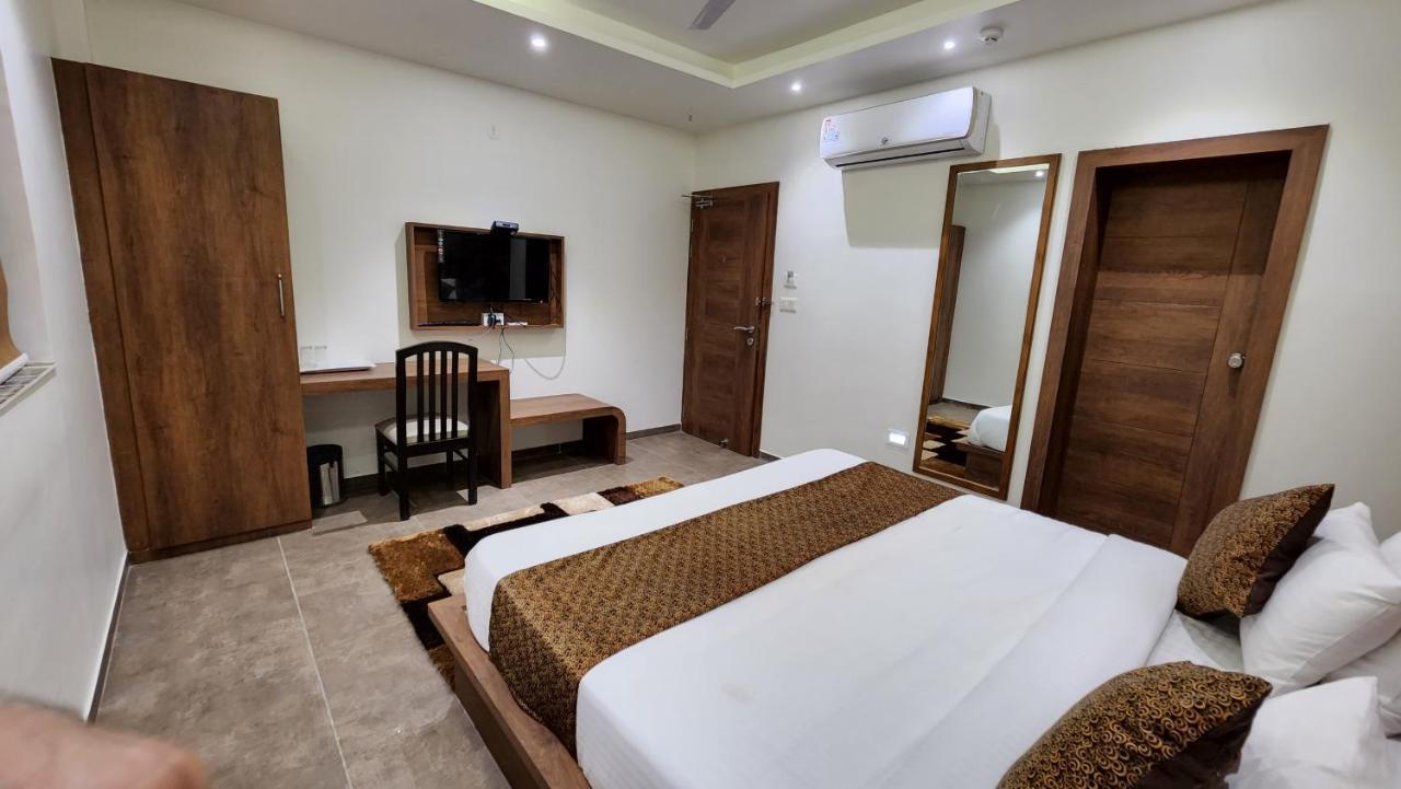 Hotel Nova Pride Rajkot Eksteriør billede
