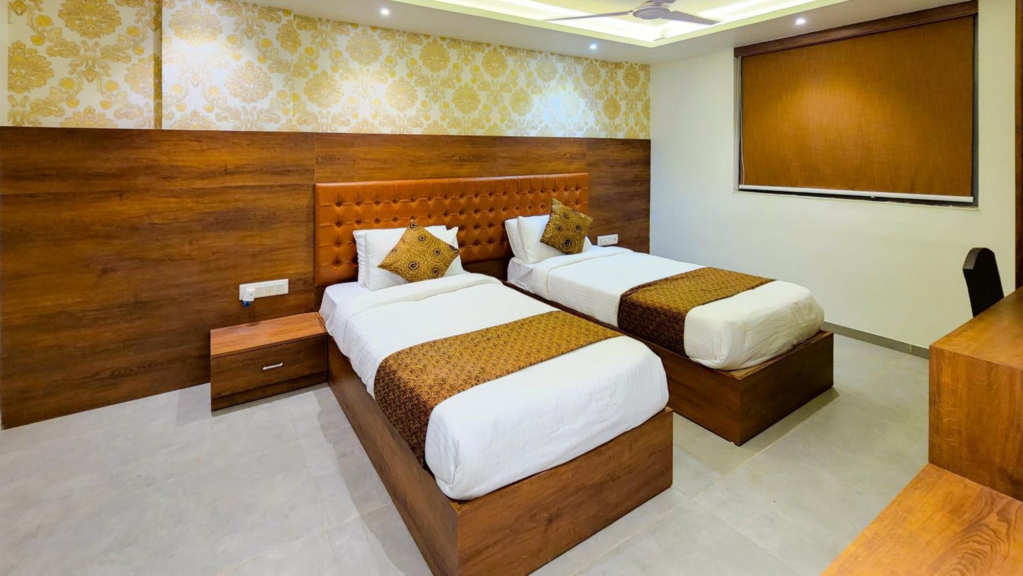 Hotel Nova Pride Rajkot Eksteriør billede