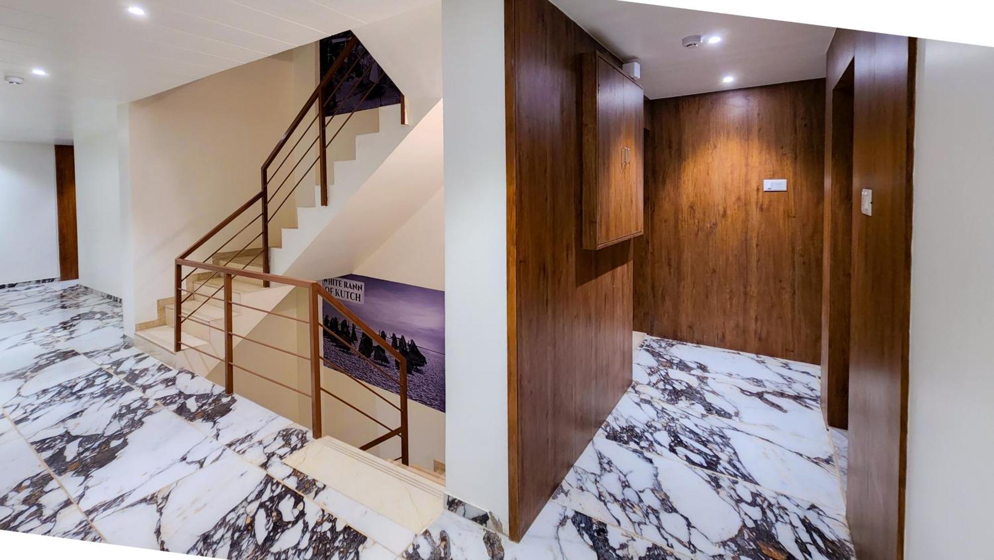 Hotel Nova Pride Rajkot Eksteriør billede