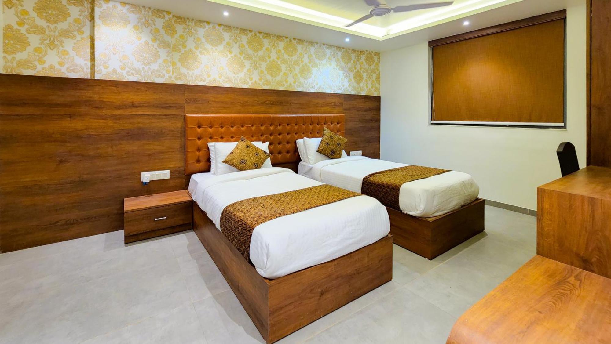 Hotel Nova Pride Rajkot Eksteriør billede
