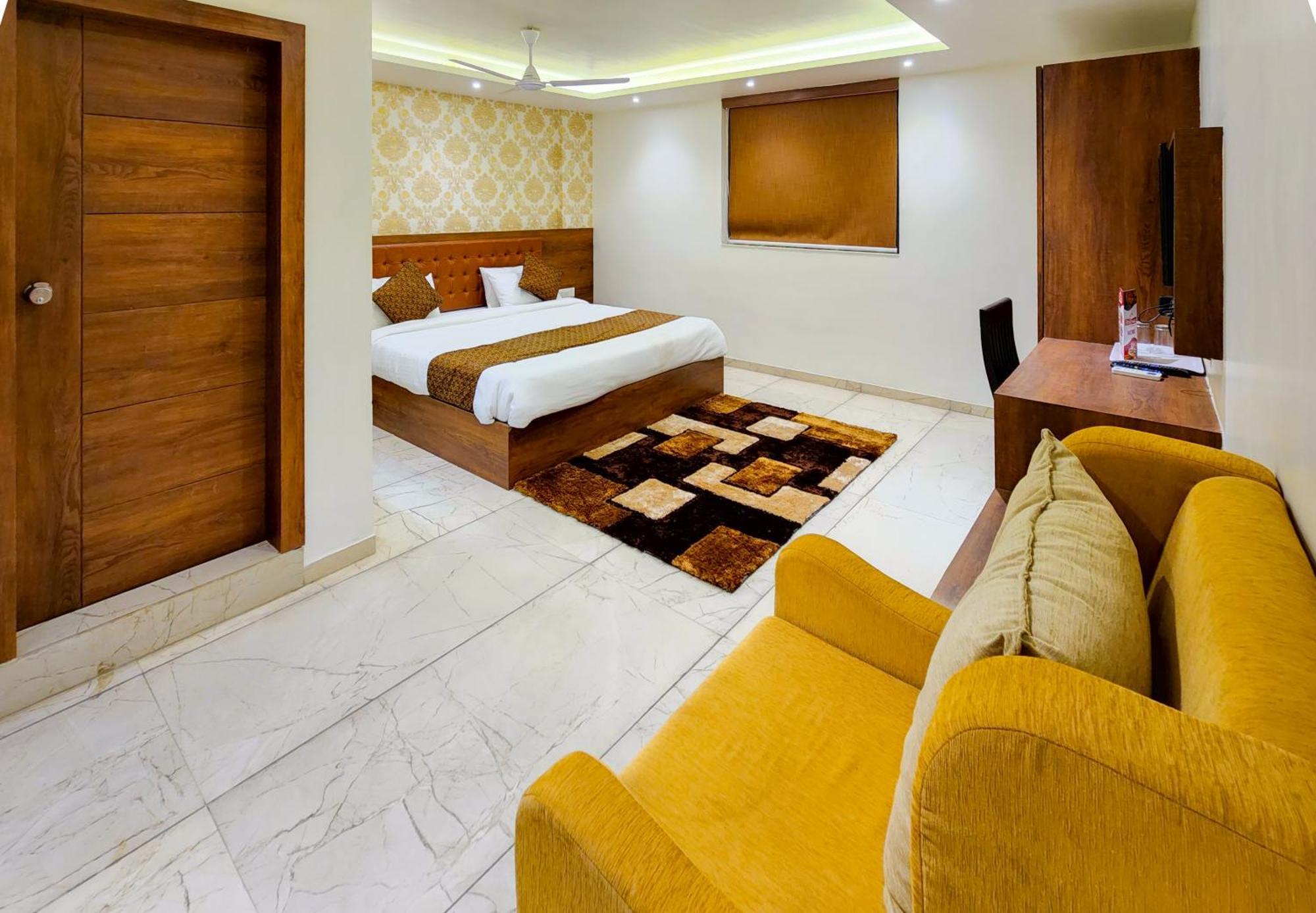Hotel Nova Pride Rajkot Eksteriør billede