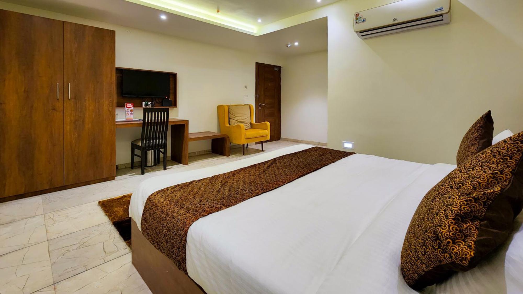 Hotel Nova Pride Rajkot Eksteriør billede